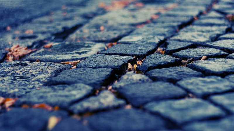 关于努力重要的名言警句：通过云端的道路，只亲吻攀登者的足迹